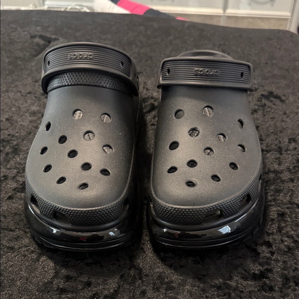 Mega Crocs - image 5